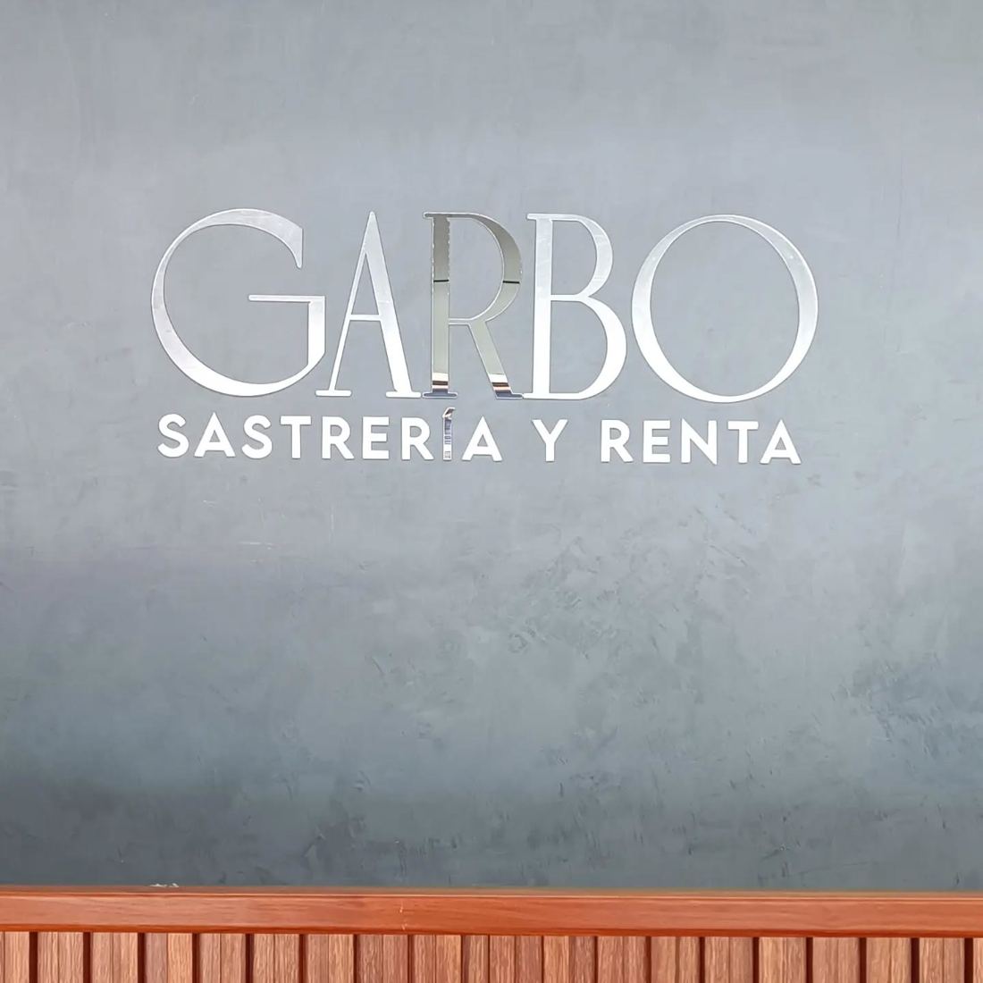 Letras en acrílico espejo sobre pared